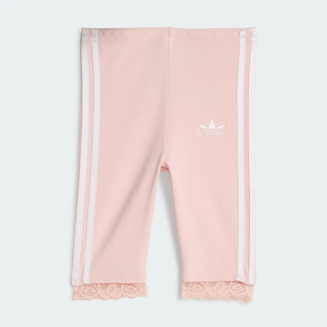 Detalle de Conjunto Adidas: camiseta y mallas 3/4 con encaje en color rosa