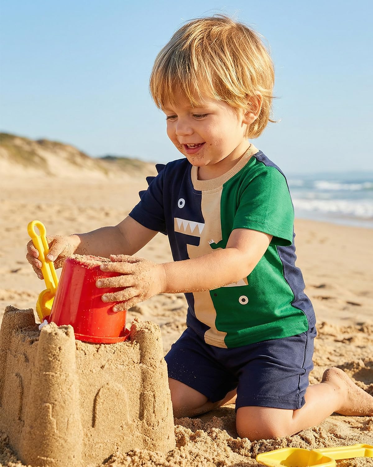 Detalle de FishingDino Jungen Sommer-Kleidungsset 86–110 – Dino & Bagger Motiv, Kurzarmshirt + Shorts