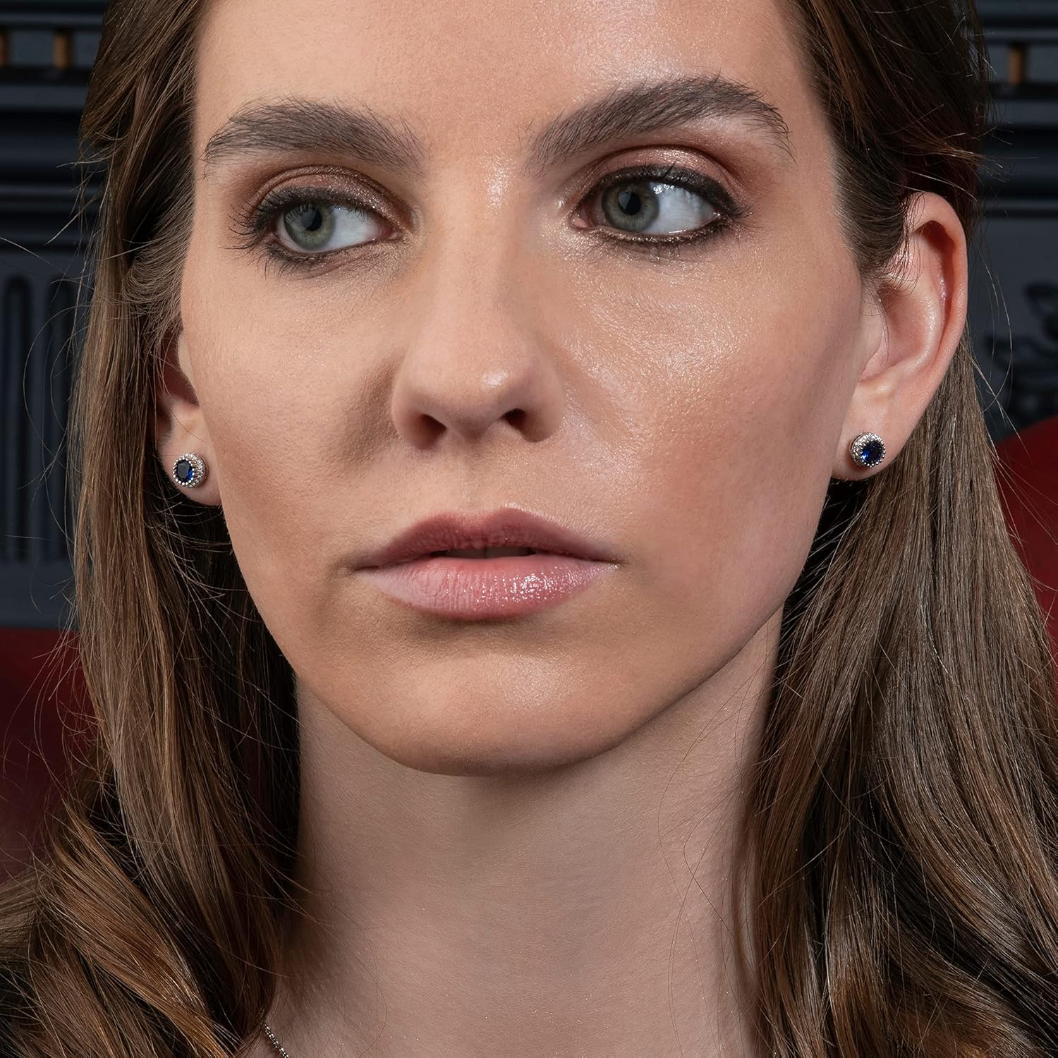Detalle de Namana orecchini da donna a lobo con zirconi bianchi o colorati, perno in ottone rodiato (blu, verdi, rossi, azzurri o trasparenti)