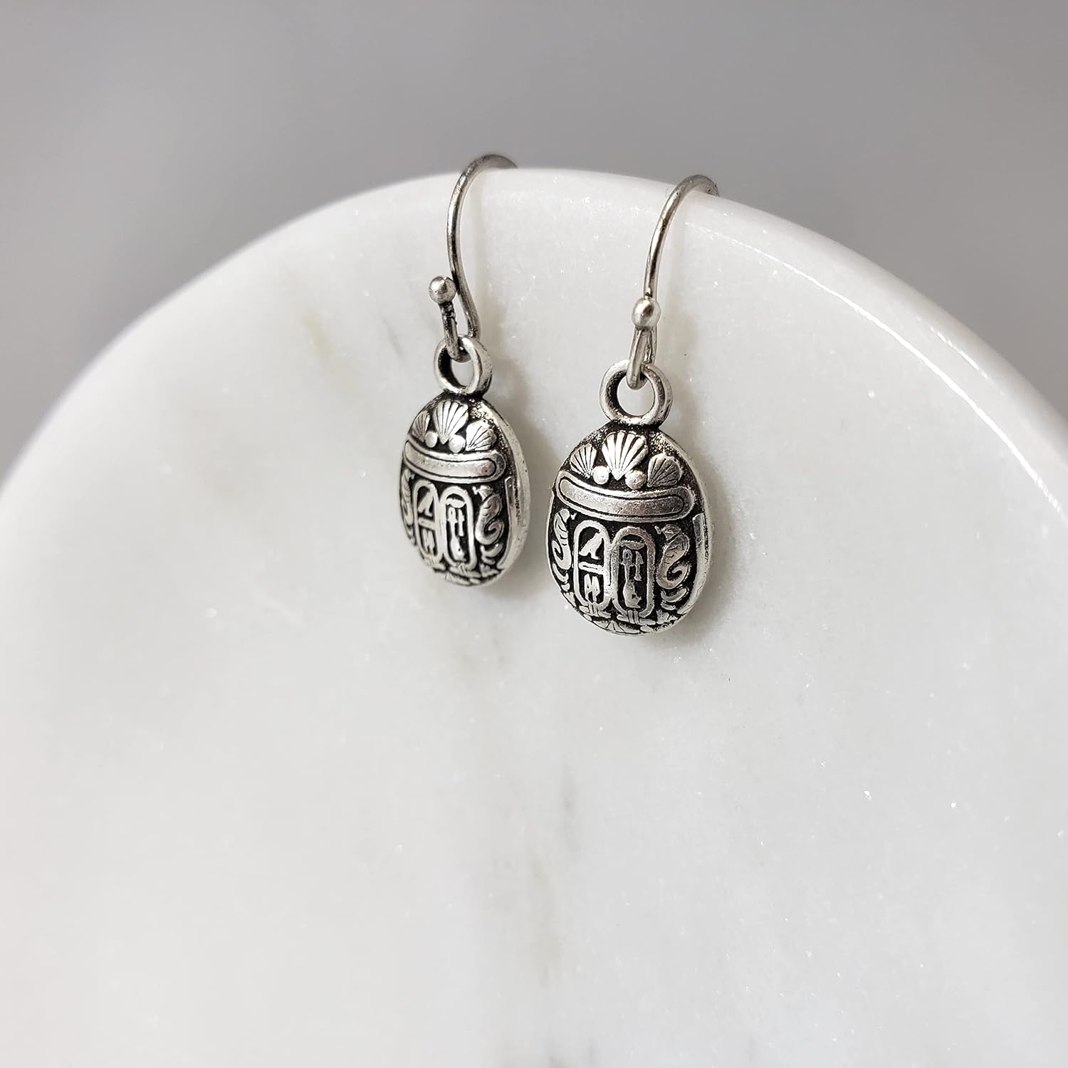Detalle 2 de Mini Scarab Earrings, Antique Silver Finish