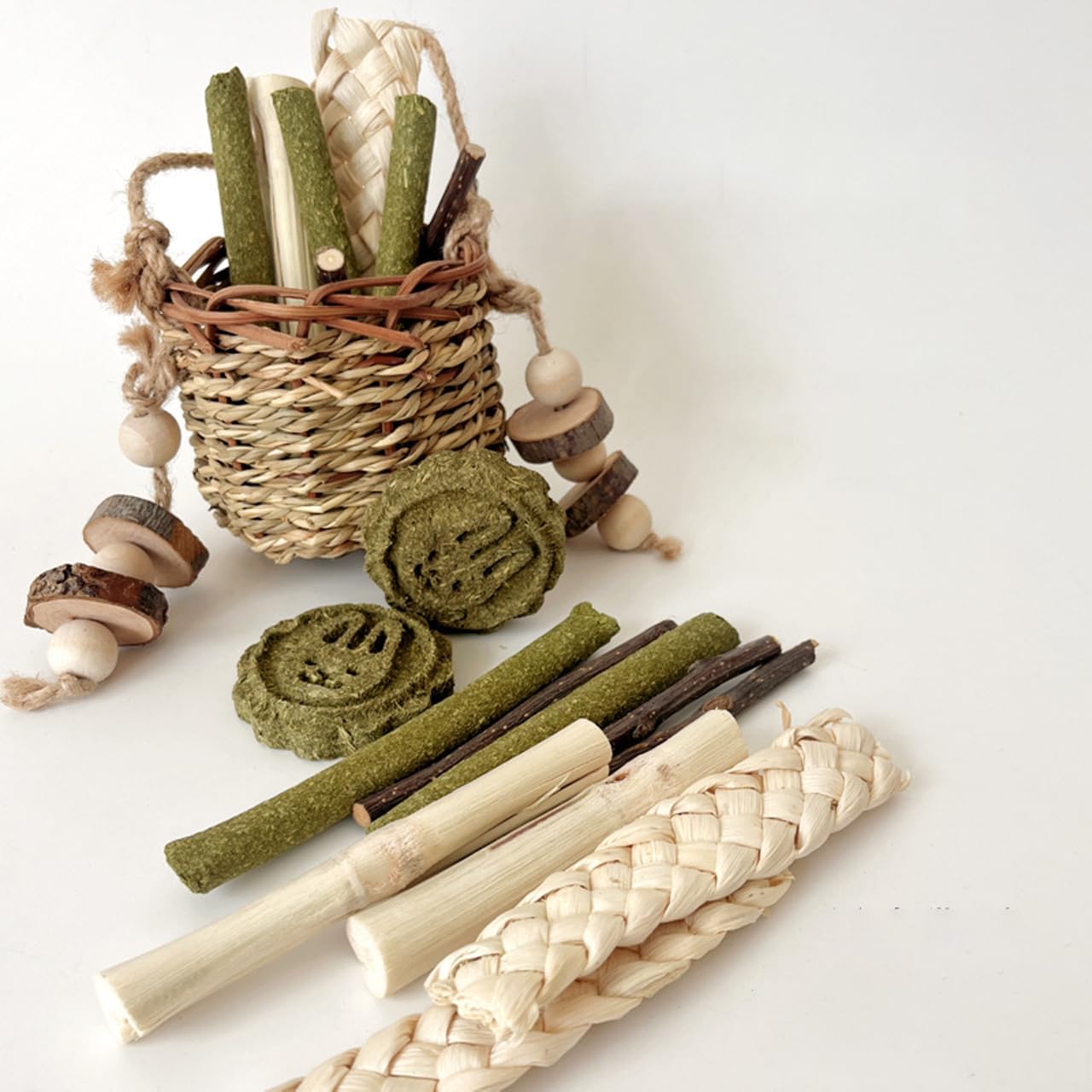 Detalle de Didabotak Bunny Chew Toys: Natural Seagrass Hanging Basket for Small Pets