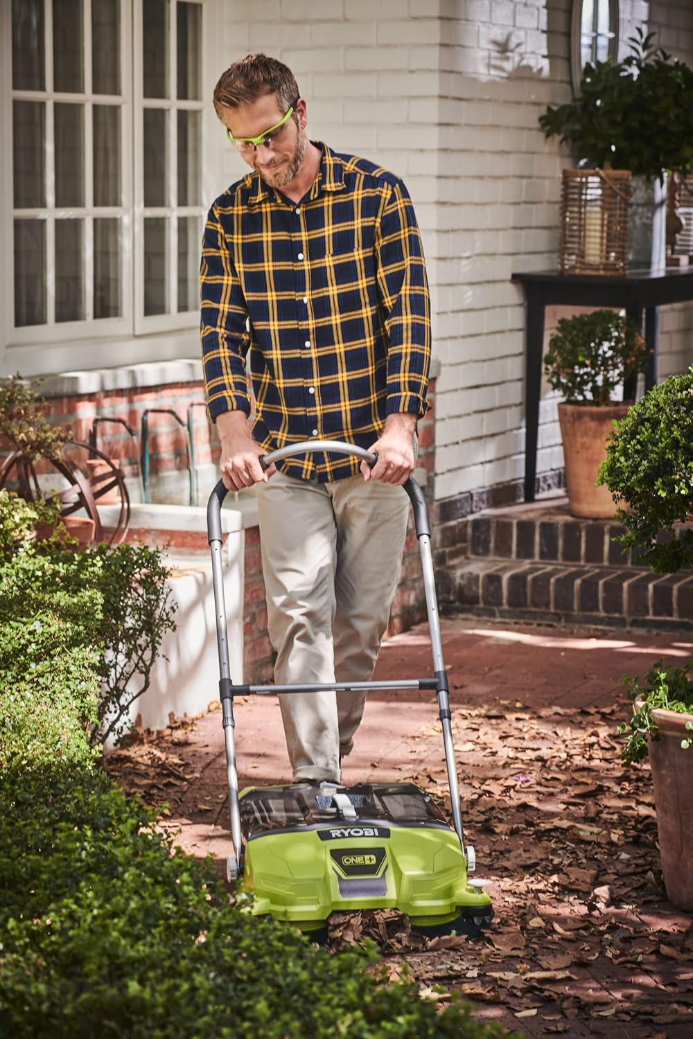Detalle de RYOBI R18SW3-0 accu-veegmachine, 53 cm veegbreedte en opvangbak van 17 liter