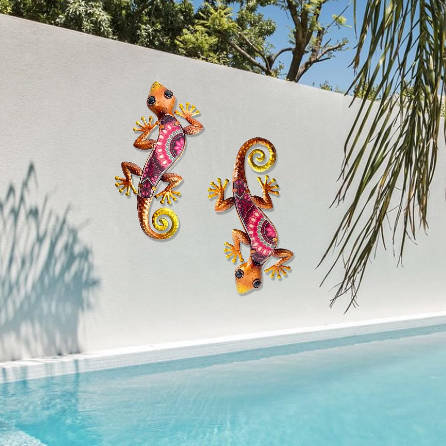 Detalle de HONGLAND Geckos Outdoor Wall Decor (2 Pieces) – Metal Lizard Wall Art for Garden, Bohemian Glass-Printed Finish