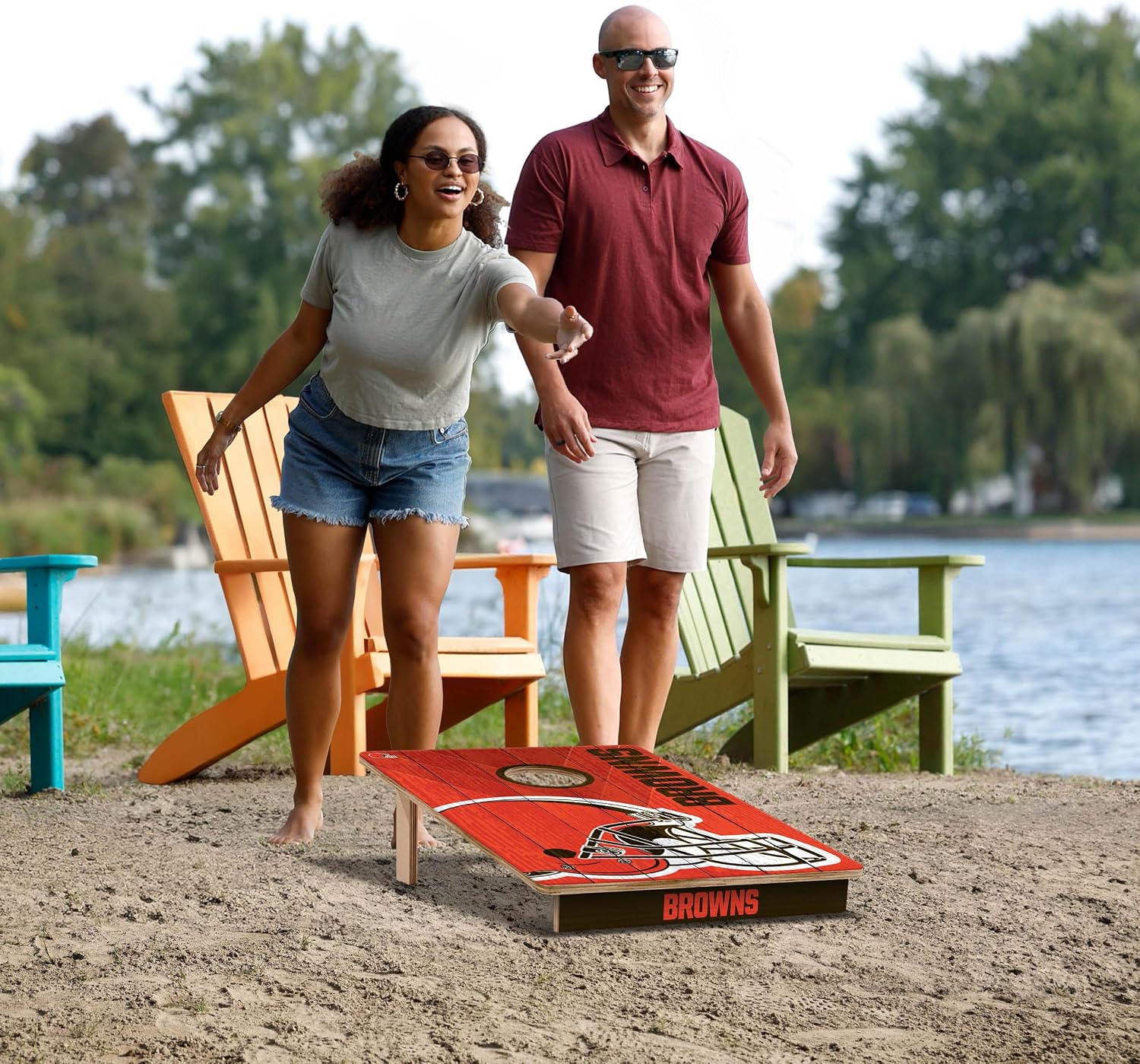 Detalle de YouTheFan NFL 2’ x 3’ All-Wood Cornhole Game with Logo Bags