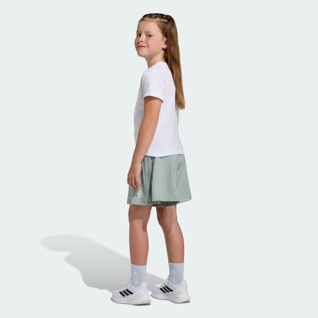 Detalle 2 de Conjunto Seasonals Glam de Adidas: camiseta y pantalón corto en blanco