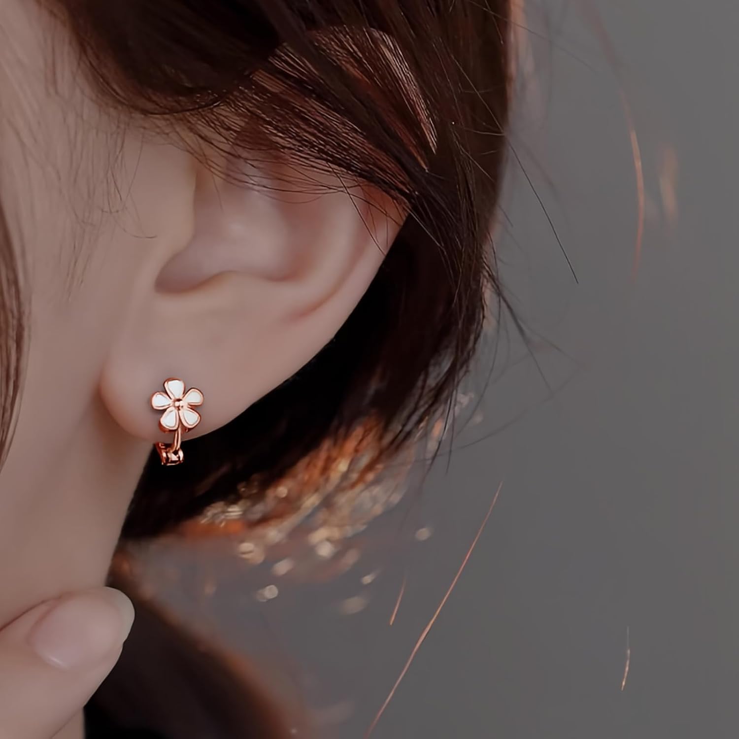 Detalle 2 de Loutade Creolen Silber 925 Klein – Blumenmotiv 13 mm mit Cubic Zirkonia (Hypoallergen)