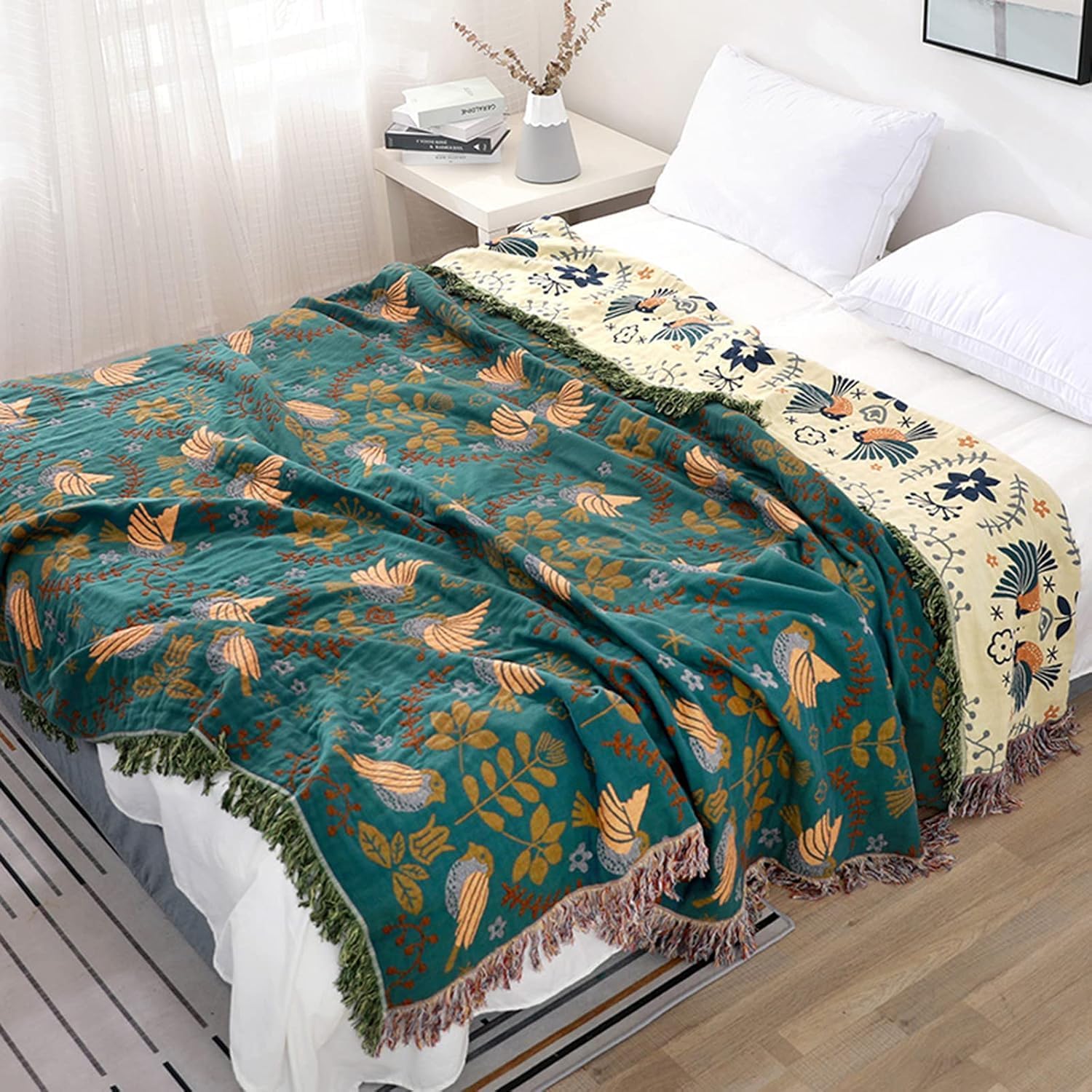 Detalle 2 de HOORDRY 150 x 200 cm Cotton Bed Throw with Tassels – Reversible Boho Blanket for Sofa or Bed (Green/White)