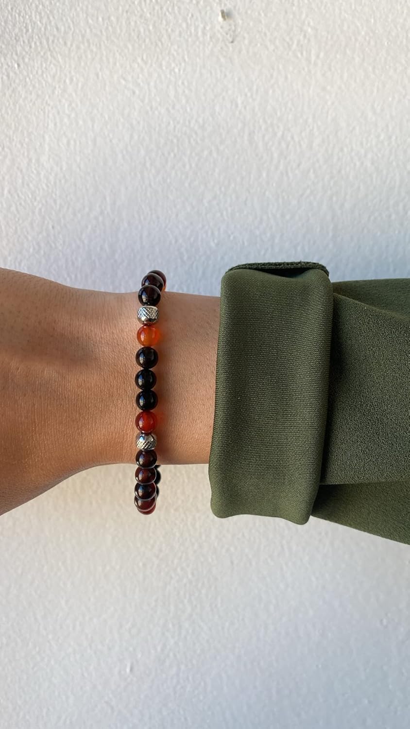 Detalle 2 de Bracciale 10:10 con pietre naturali agata blood da 6 mm, beads in acciaio inox – 21 cm, prodotto in Italia