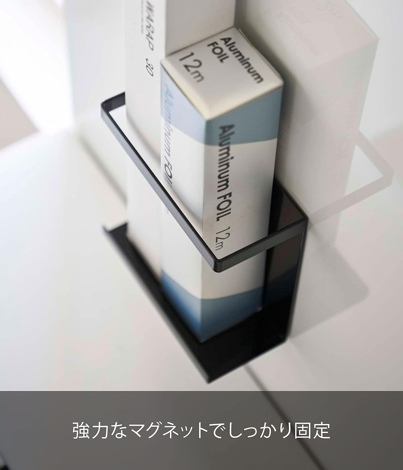 Detalle 1 de 山崎実業 tower 5145 マグネットラップホルダー スリム ブラック・浮かせる収納