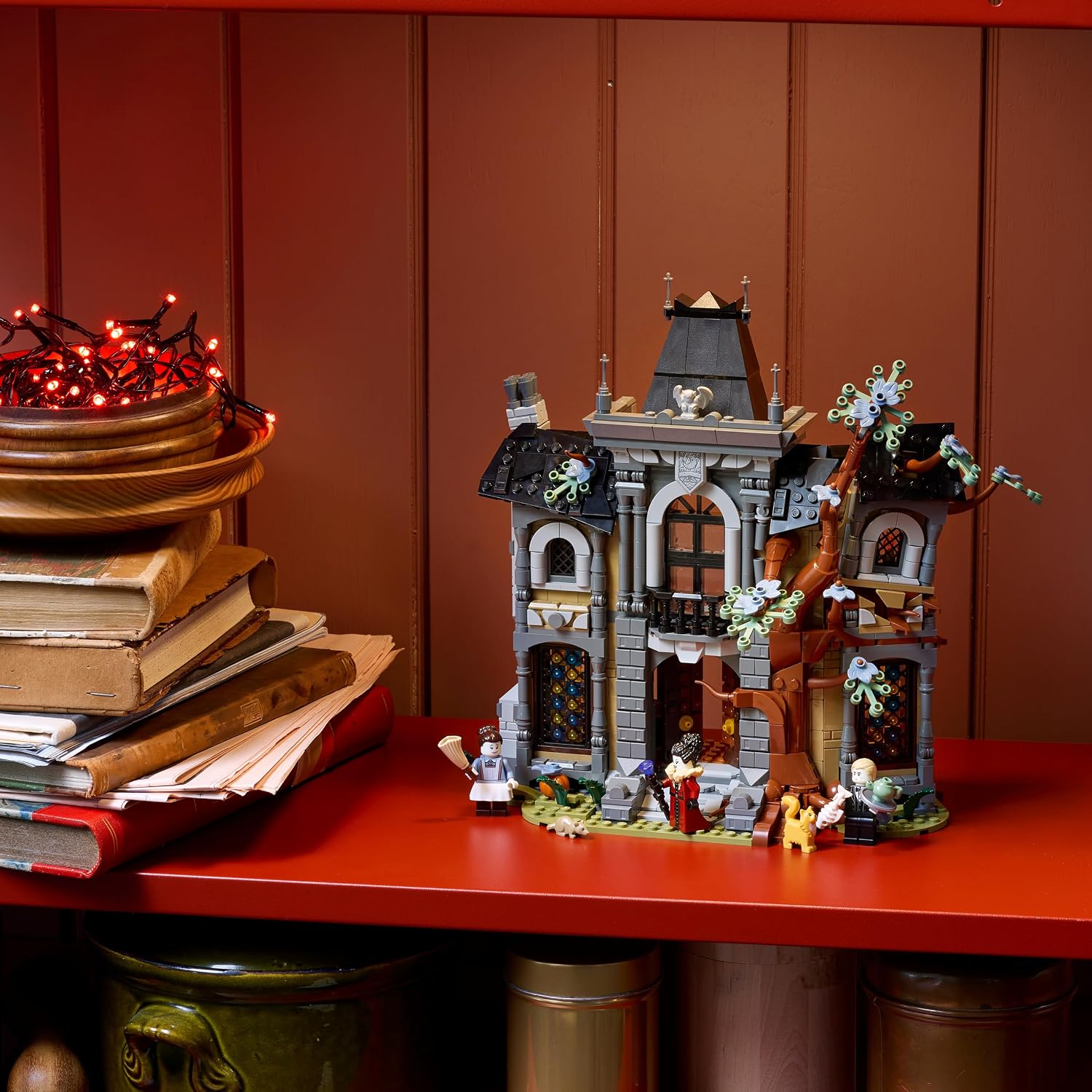 Detalle de LEGO Icons 11383 Burgemeestershuis bouwset met 3 glow-in-the-dark-minifiguren