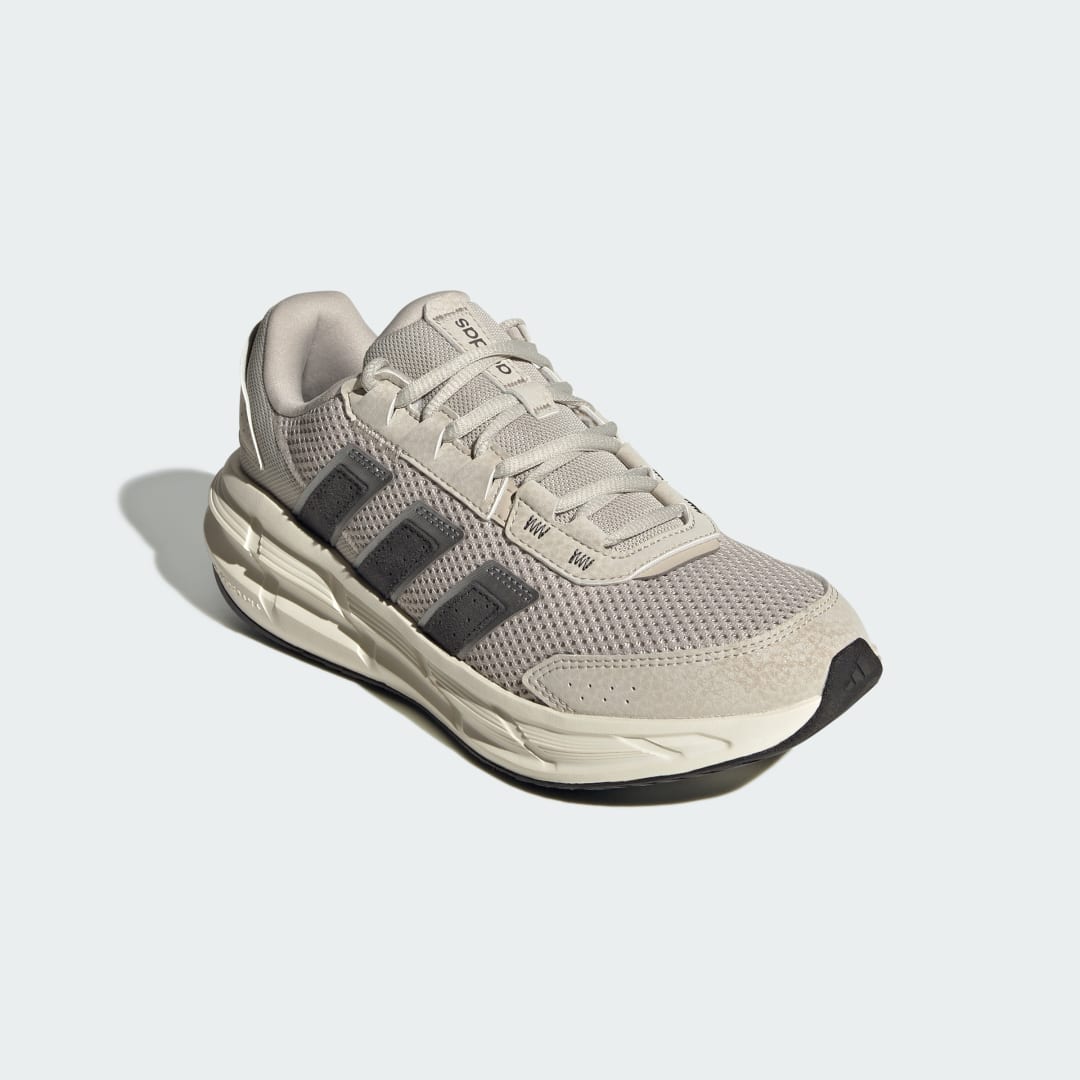 Detalle 2 de Zapatilla Astrastar Beige de Adidas: comodidad y estilo diario