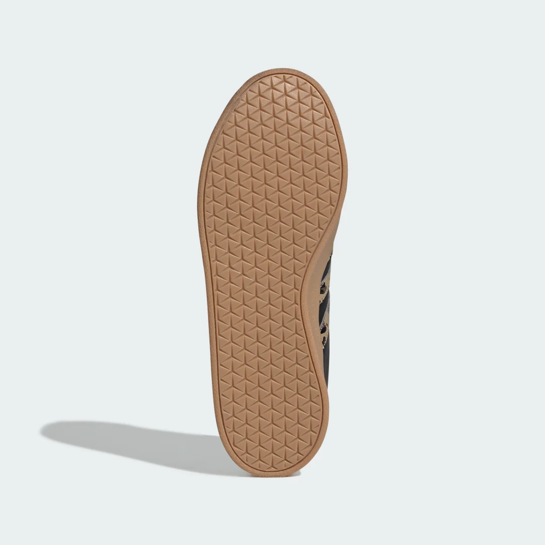 Detalle de Adidas VL Court Base Negro: clásica zapatilla de tenis para uso diario
