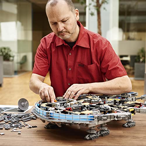 Thumbnail 6 de LEGO Star Wars Millennium Falcon UCS Set (75192) — A detailed display model for adults