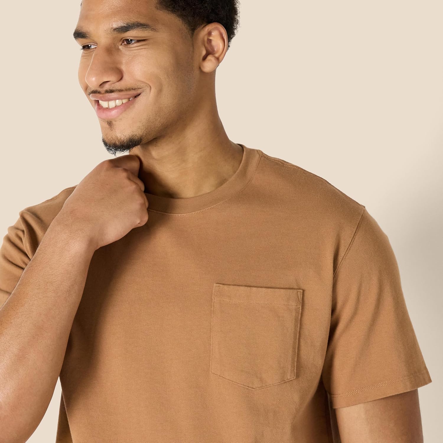Thumbnail 2 de Amazon Essentials Men's Relaxed Fit Heavyweight Cotton Pocket T-Shirt