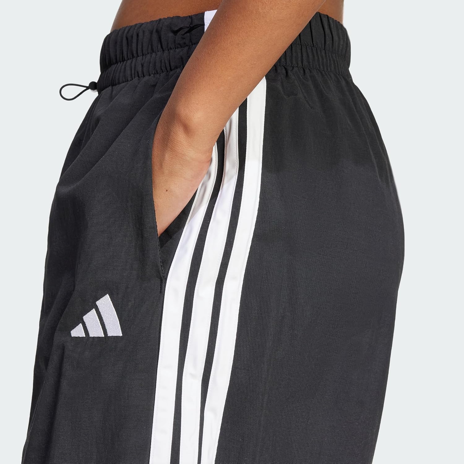 Detalle de adidas Donna Essentials 3-Stripes Lifestyle Woven Parachute Pants - Nero/Bianco, M
