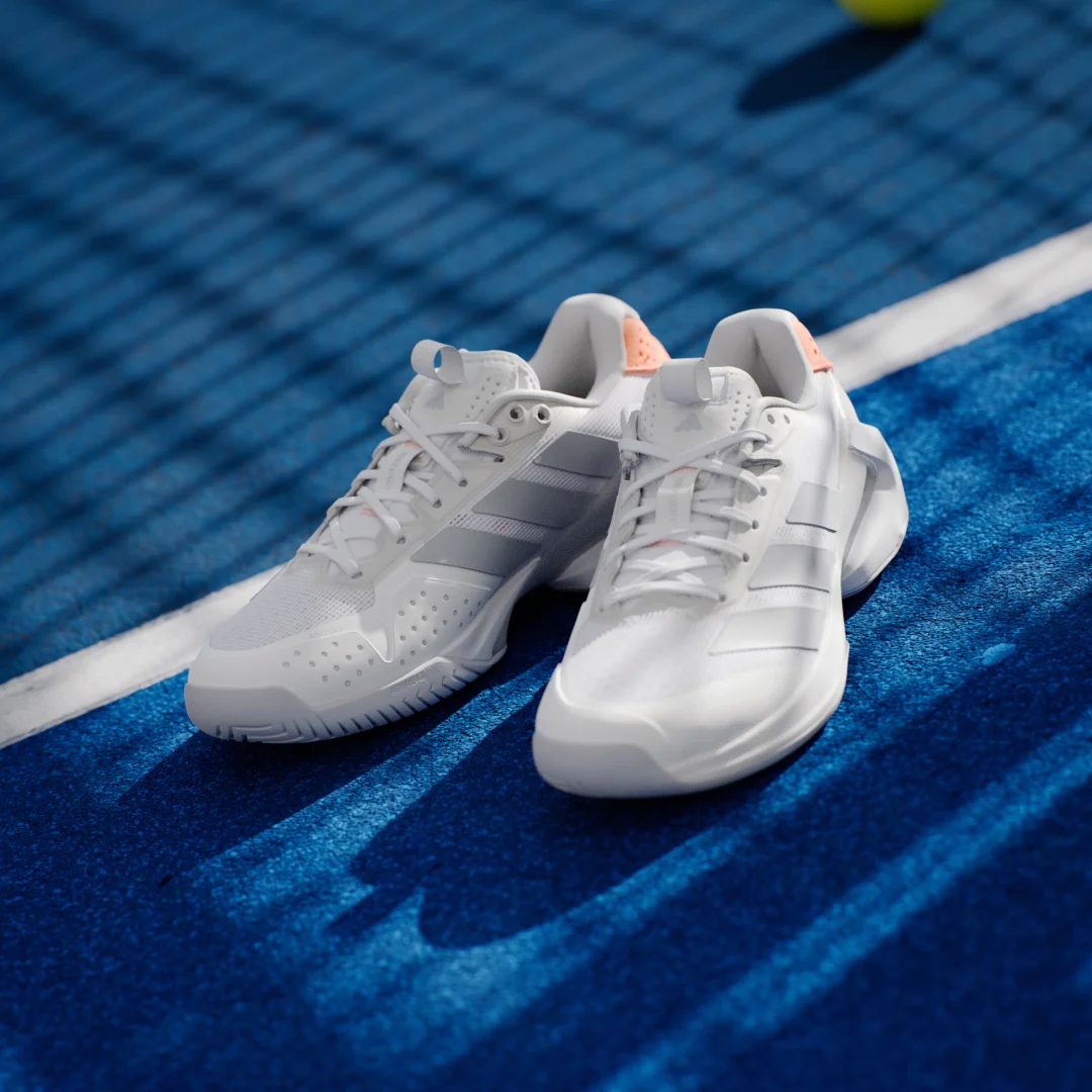 Detalle 2 de Adizero Ubersonic 5 Tennis de Adidas — Zapatilla blanca ligera para tenis