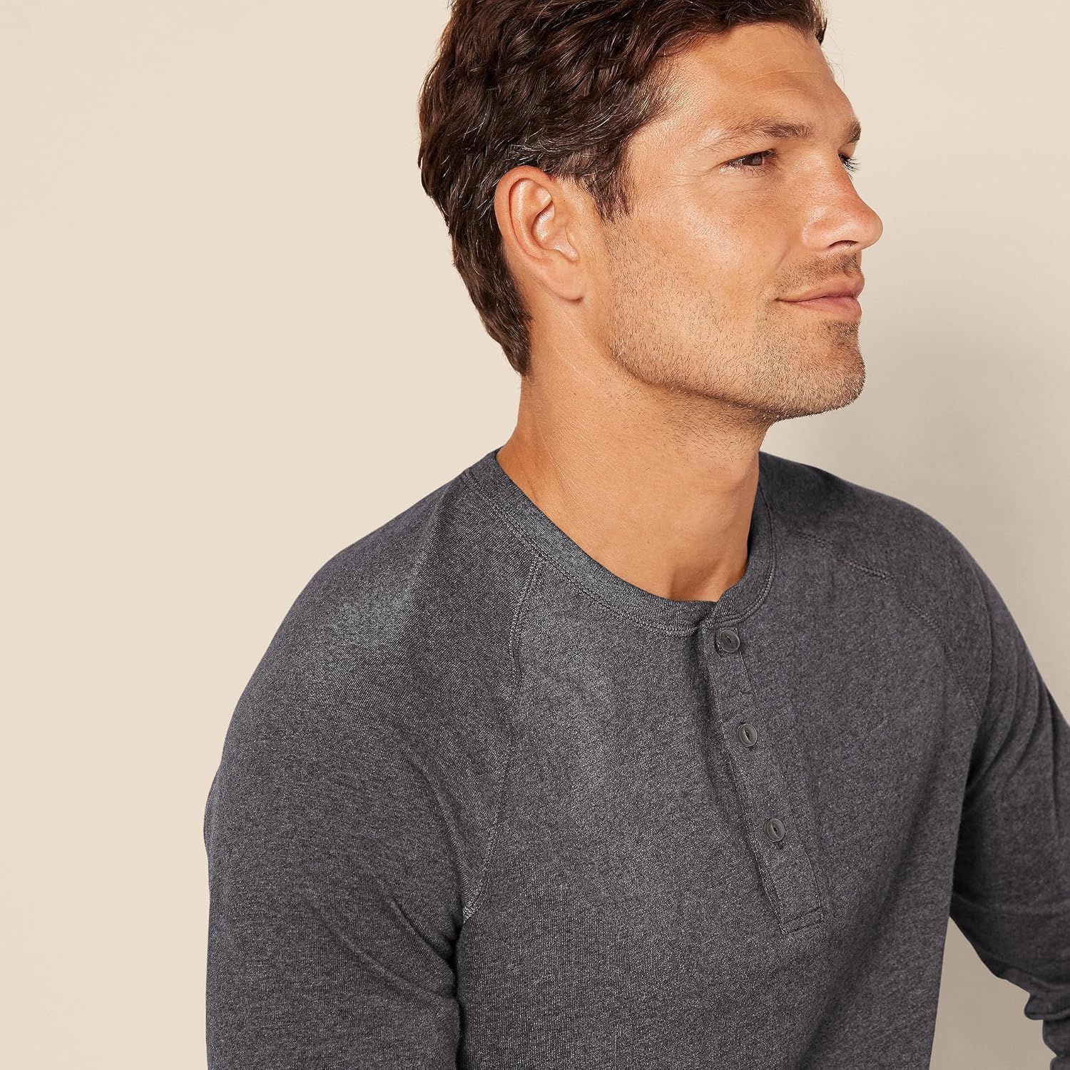Detalle 2 de Amazon Essentials Men’s Slim-Fit Long-Sleeve Henley Shirt