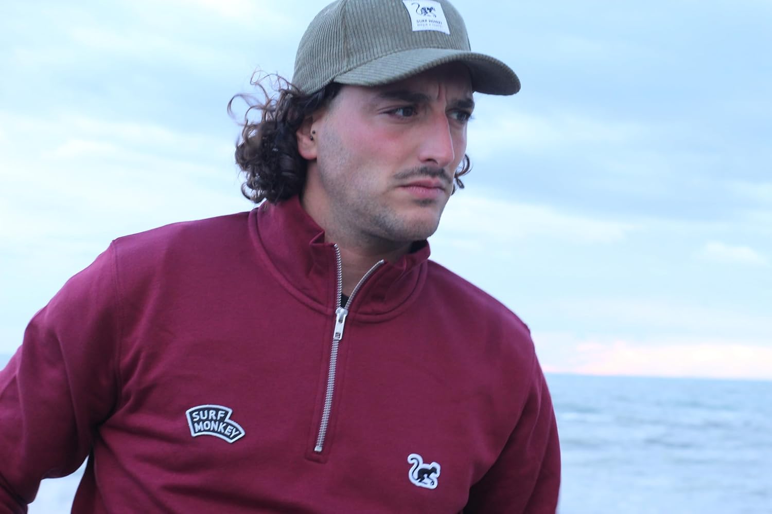 Detalle 2 de Surf Monkey Felpa Uomo Cotone Biologico – Zip 1/4, Regular Fit, Pespunti Rinforzati
