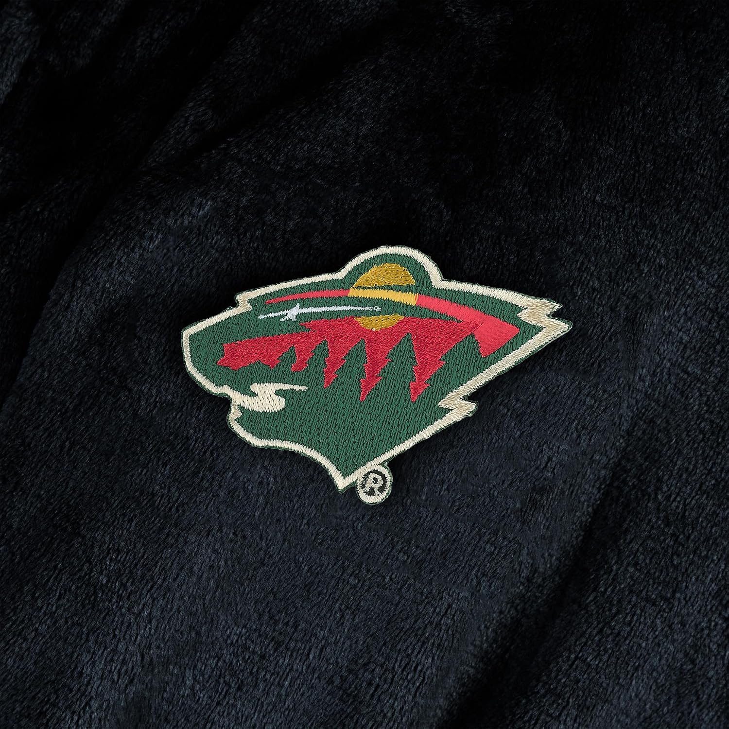 Detalle 2 de Northwest NHL Silk Touch Bath Robe (Large/X-Large) with Embroidered Team Logo