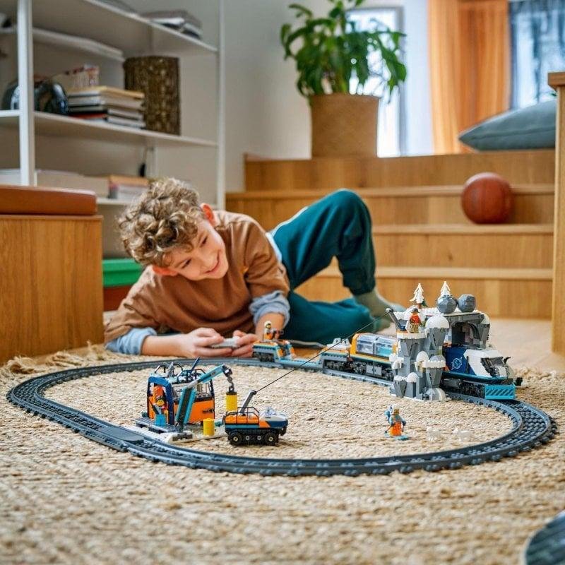 Detalle de Set Tren Expreso Polar Ártico LEGO 60470: locomotora motorizada y juego STEM para constructores avanzados