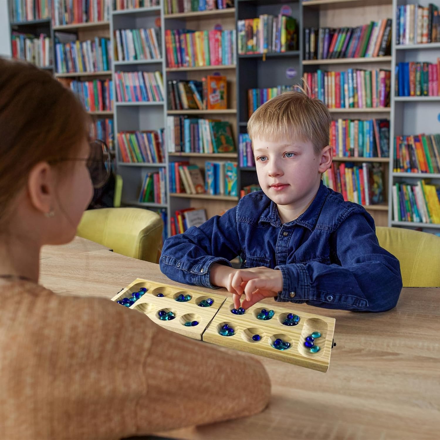Detalle de ZUNIPLEX Kalaha: Tavola in legno pieghevole con pietre per Mancala – Gioco di strategia per bambini