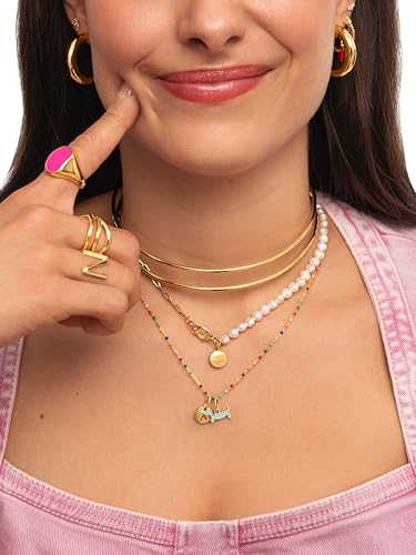 Detalle de SINGULARU Charm Mini Teckel Enamel Sky – Latón bañado en oro 18kt