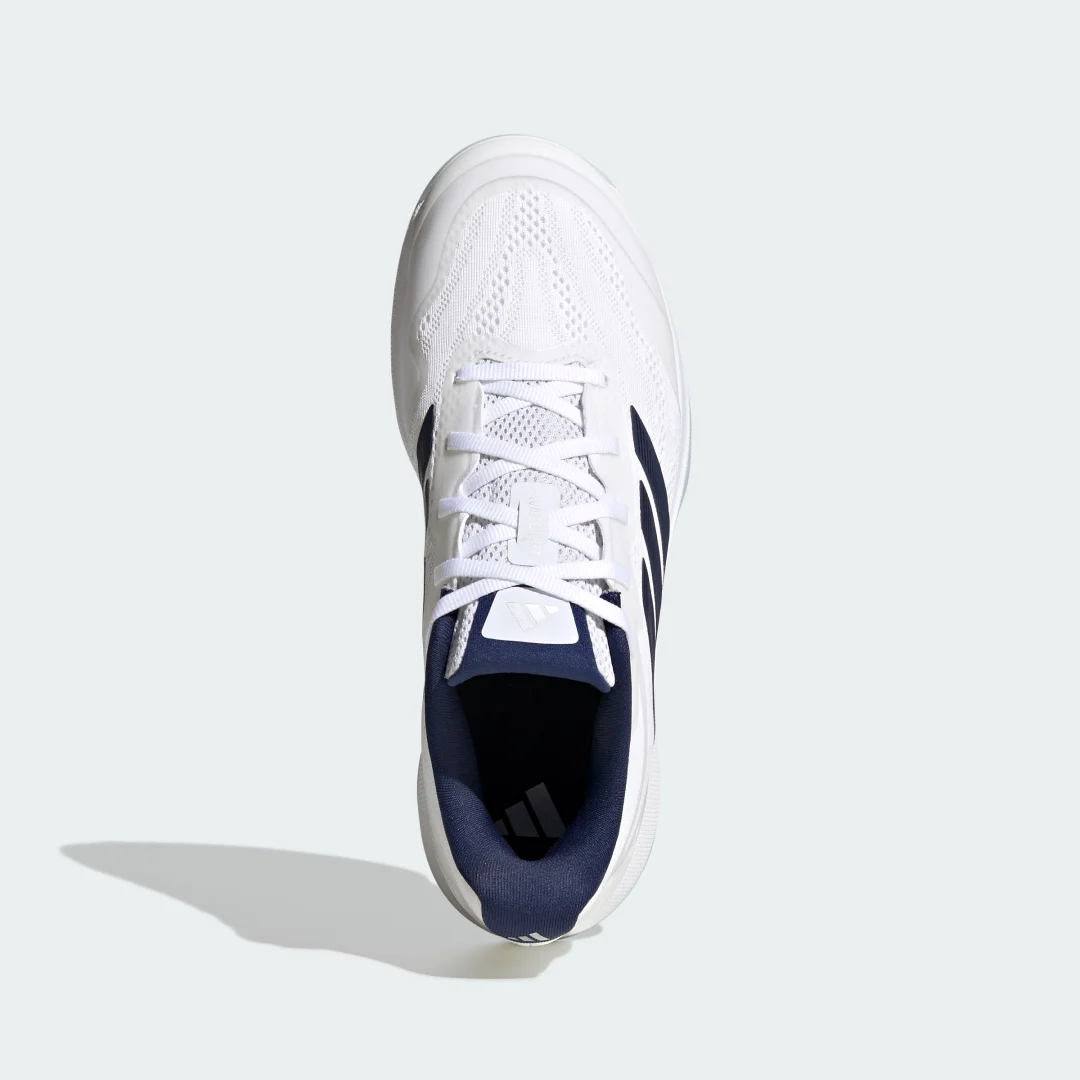 Detalle de Zapatilla de tenis Avacourt 3 de Adidas — comodidad y estilo en blanco para entrenamiento y juego