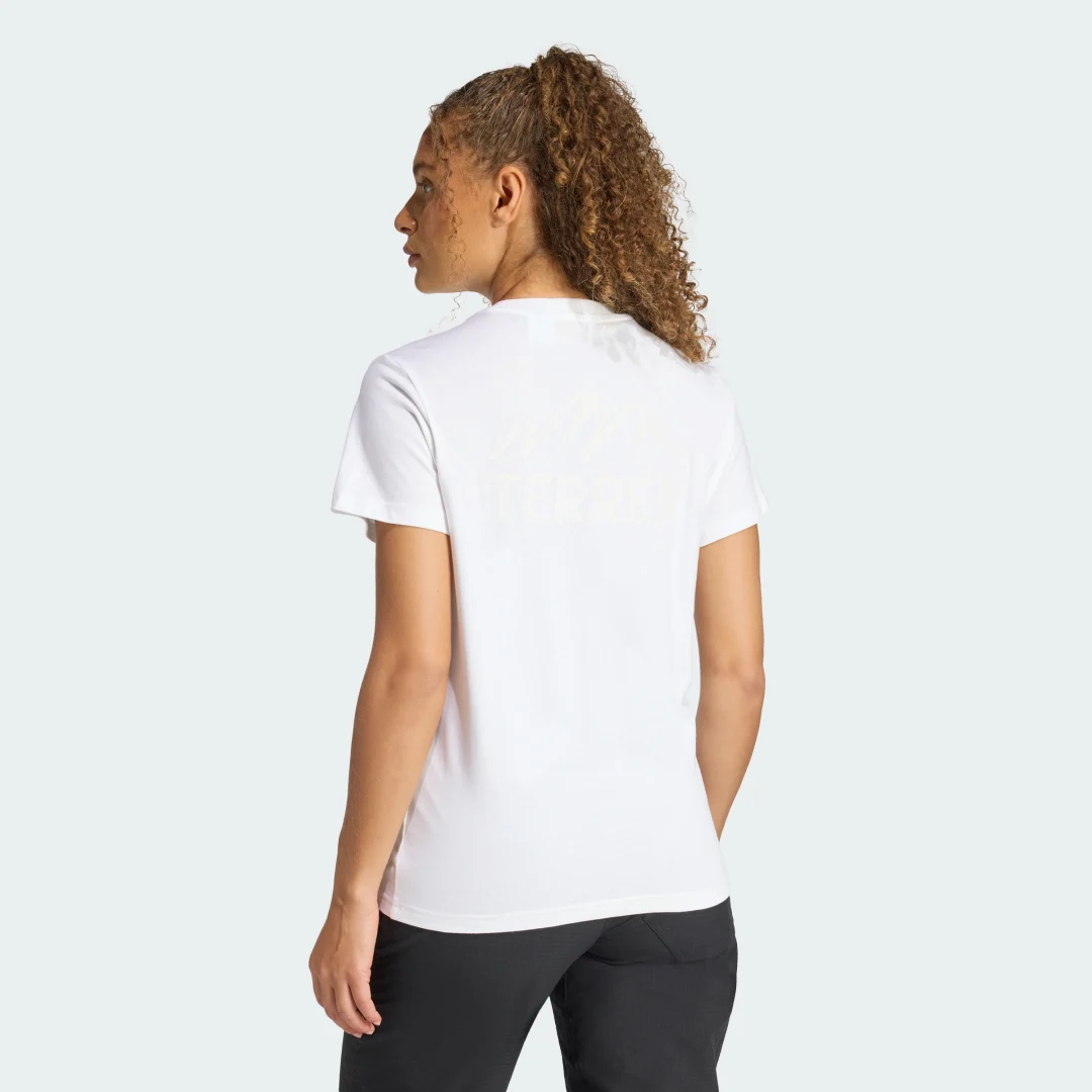 Detalle 2 de Camiseta estampada Terrex Mountain de Adidas — comodidad para el día a día al aire libre