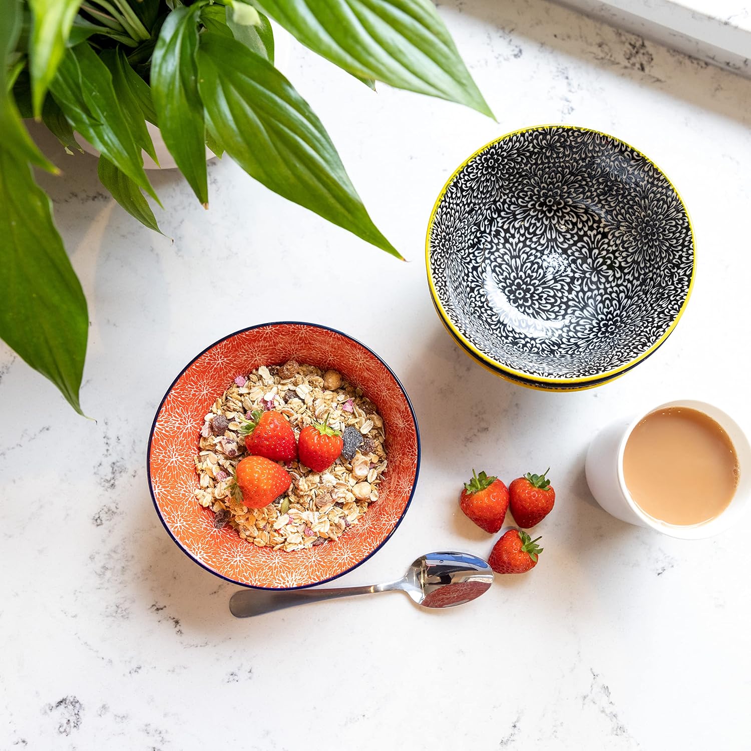 Detalle de KitchenCraft Glazed Stoneware Bowl Set of 4, Red and Black Floral, 700 ml