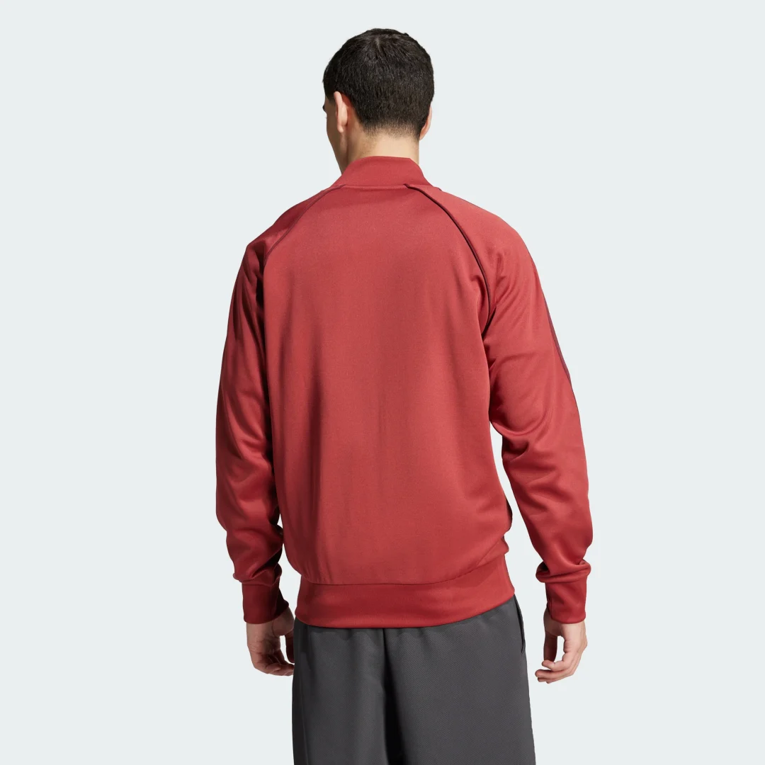 Detalle de Chaqueta SST Adicolor Classics de Adidas: estilo retro en rojo para el día a día