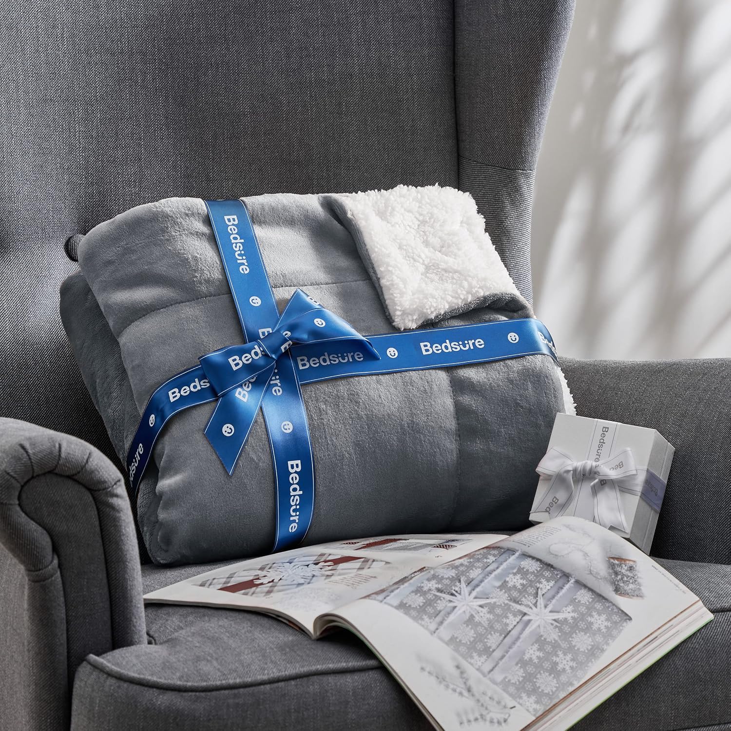 Detalle 2 de Bedsure Sherpa Blanket-Solid Queen Sherpa Blanket, Reversible Grey, 90 x 90 Inch