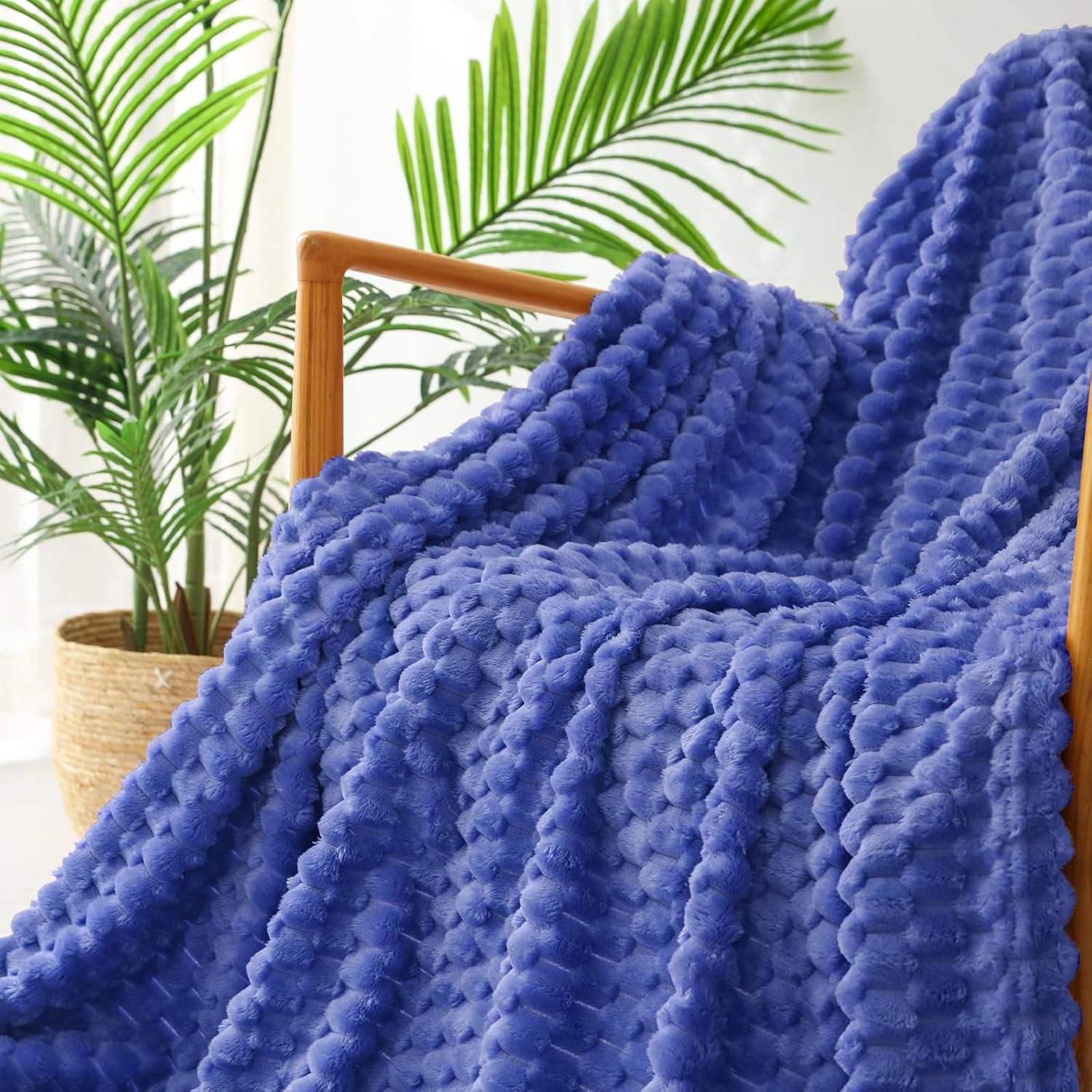 Detalle de Exclusivo Mezcla fleece double size blanket (150x200 cm) in cobalt blue with 3D cloud jacquard
