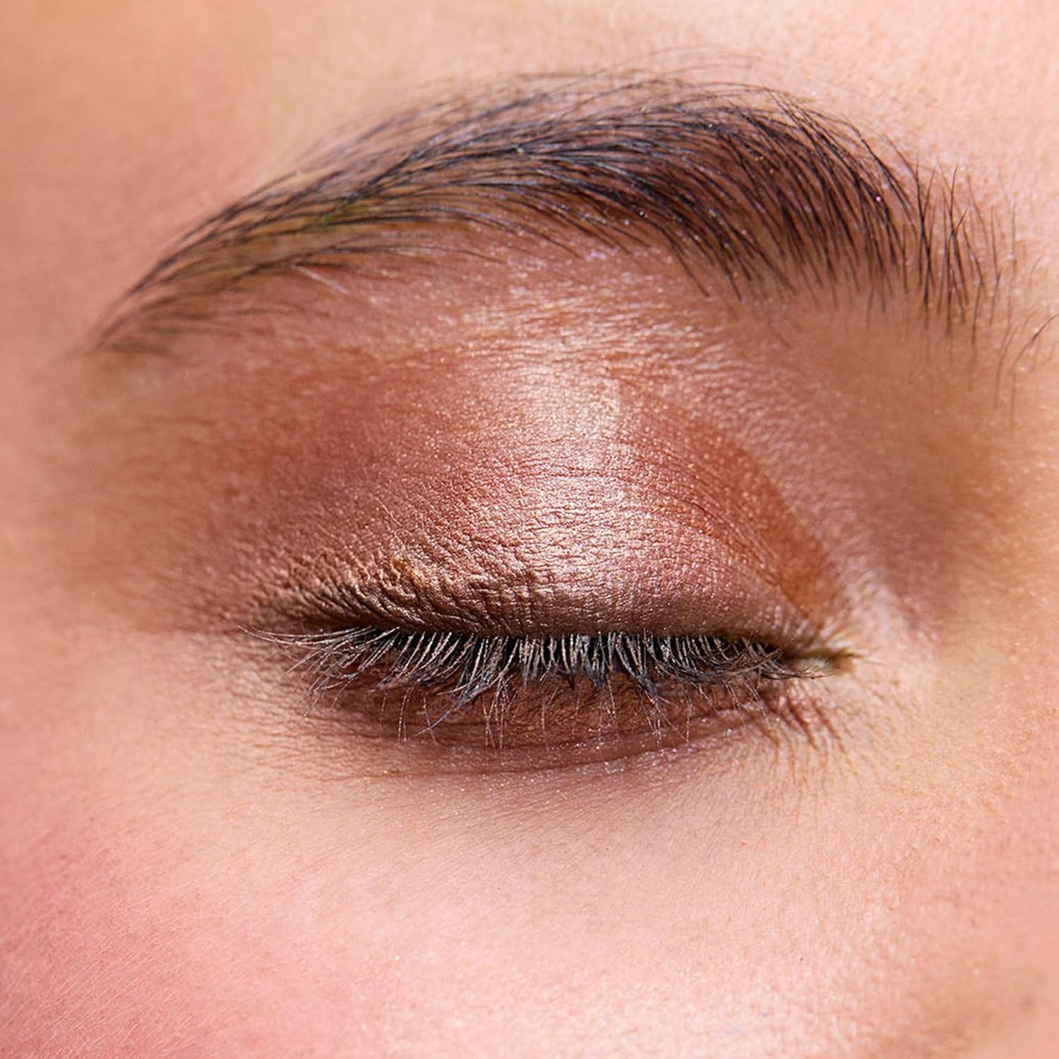 Detalle 2 de 3INA MAKEUP - The 24H Color Liquid Eyeshadow 532 Marrone dorato: Ombretto liquido waterproof a lunga tenuta