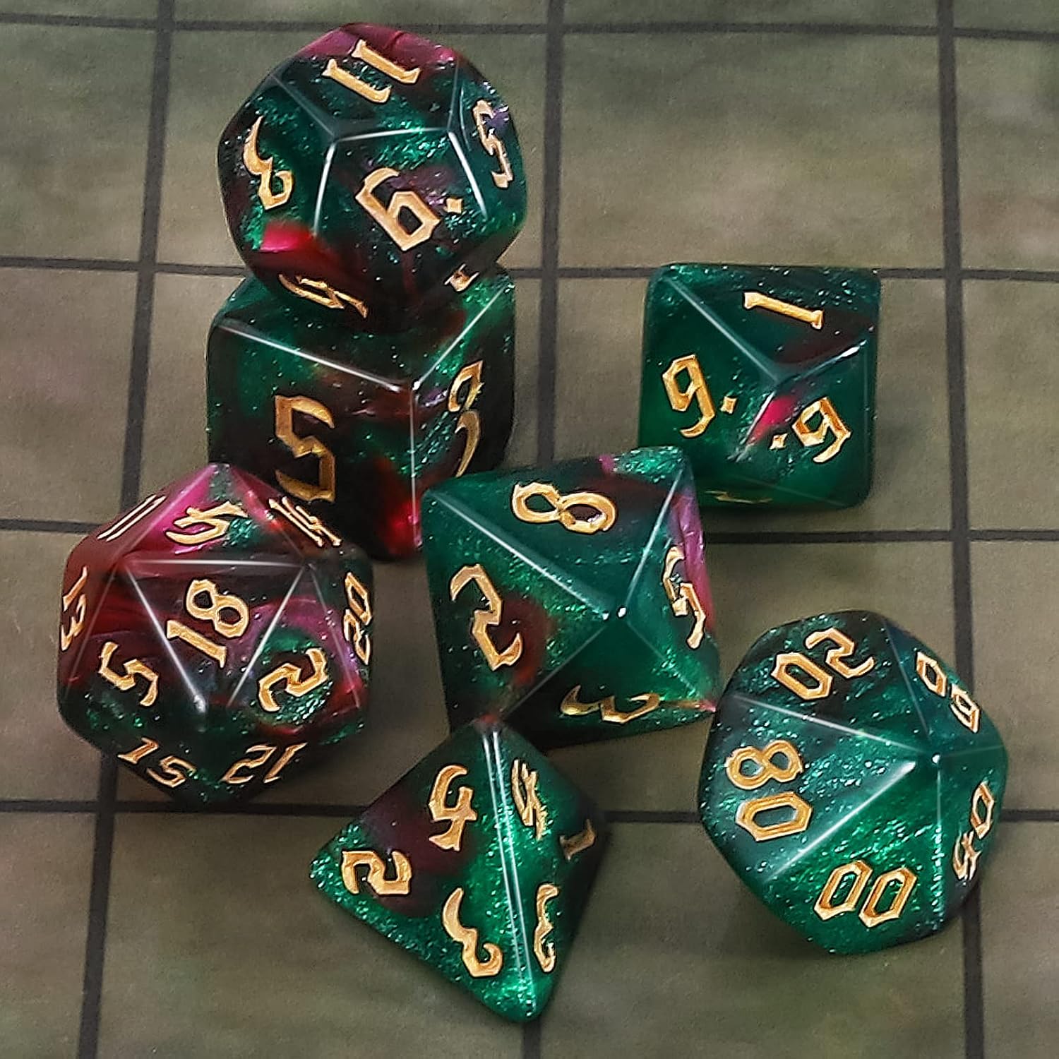 Detalle 2 de QMAY DND Dice Set: i 7 dadi poliedrici in acrilico con glitter verde e rosso