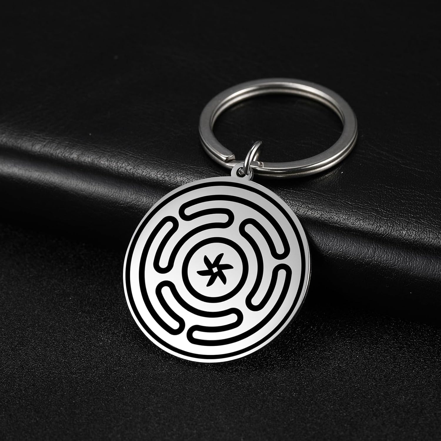 Detalle de VASSAGO Wheel of Hecate Keychain – Stainless Steel Amulet for Women and Men