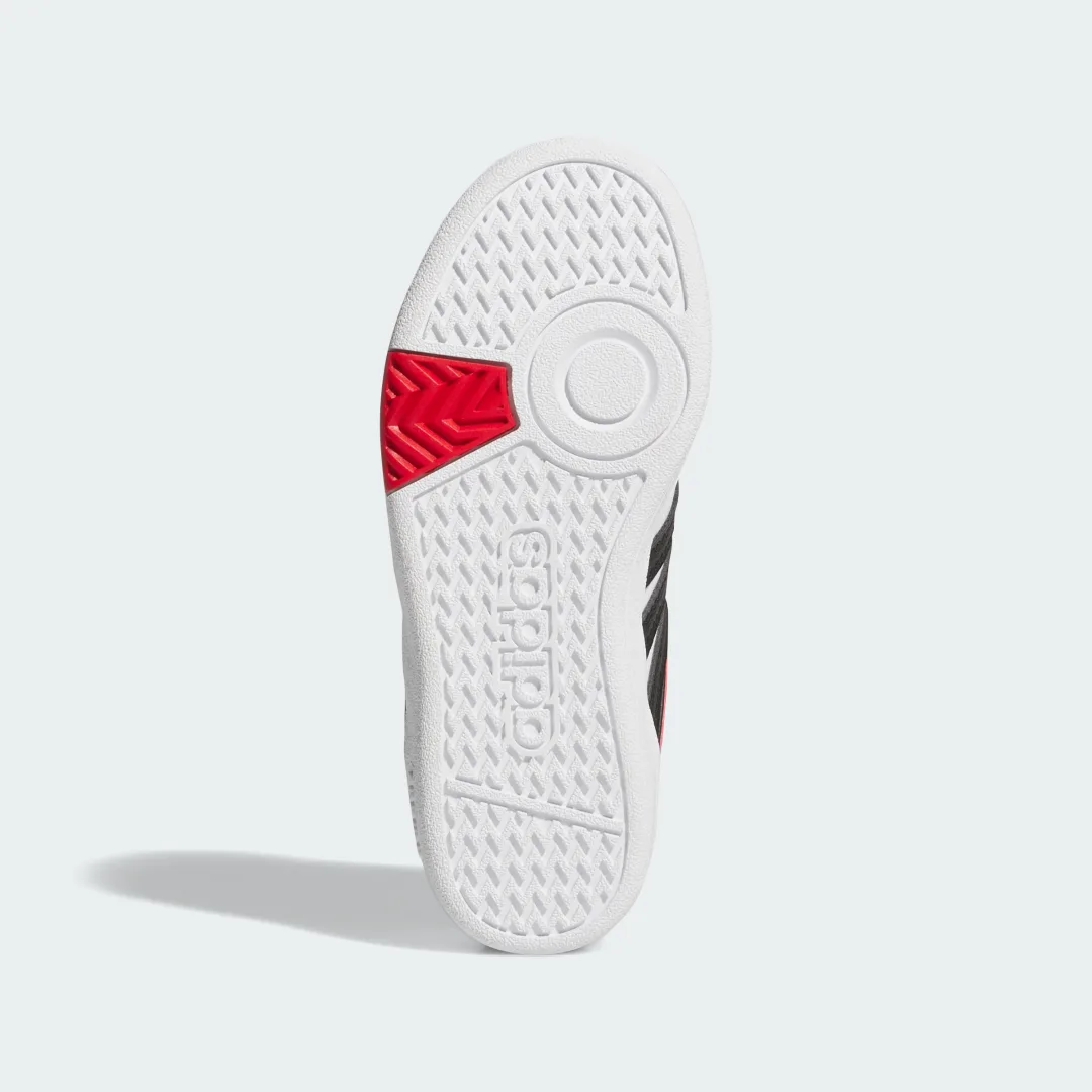 Detalle de Hoops 4.0 de Adidas: comodidad y versatilidad en blanco