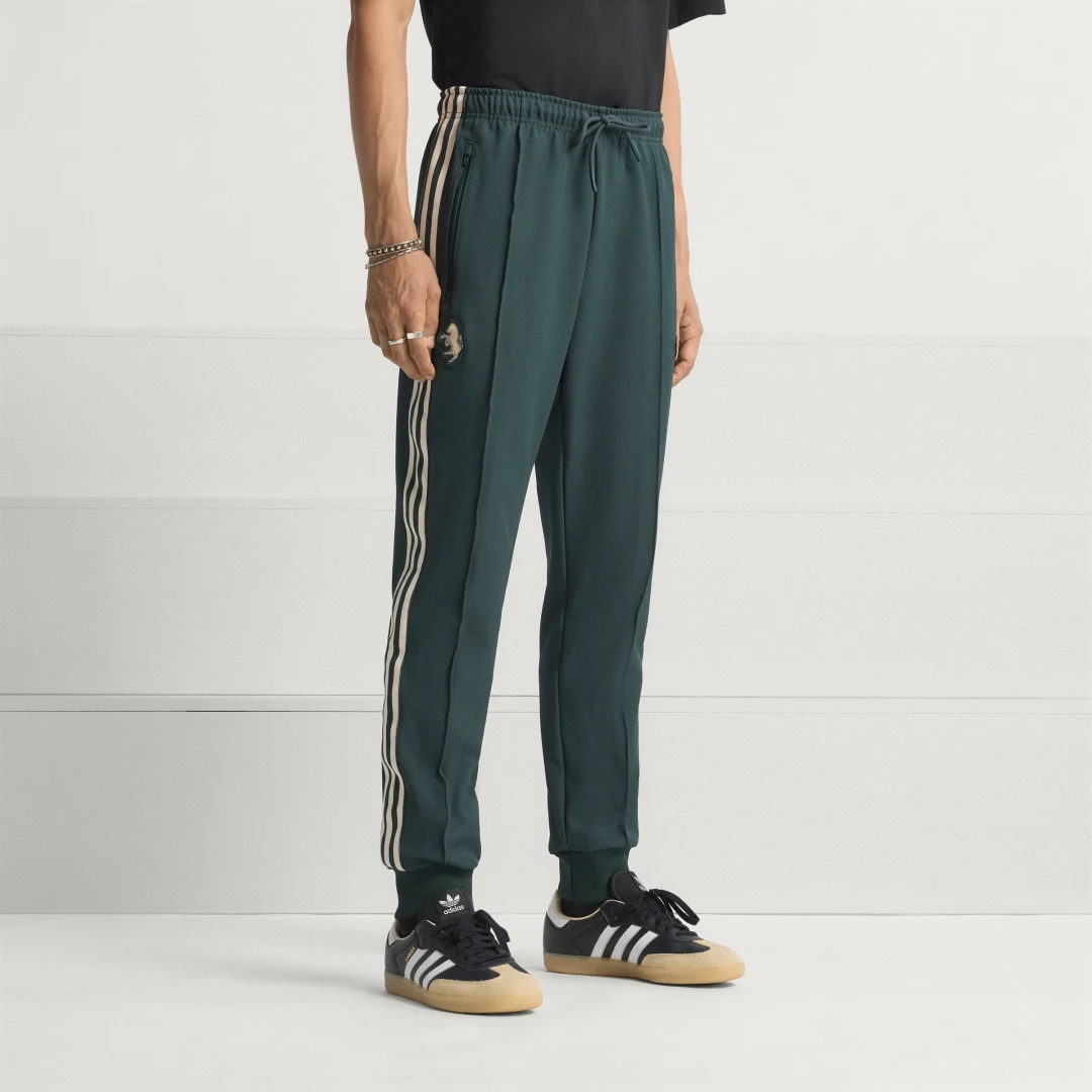 Detalle de Pantalón Juventus Terrace Icons de Adidas: estilo y confort para fans con propósito