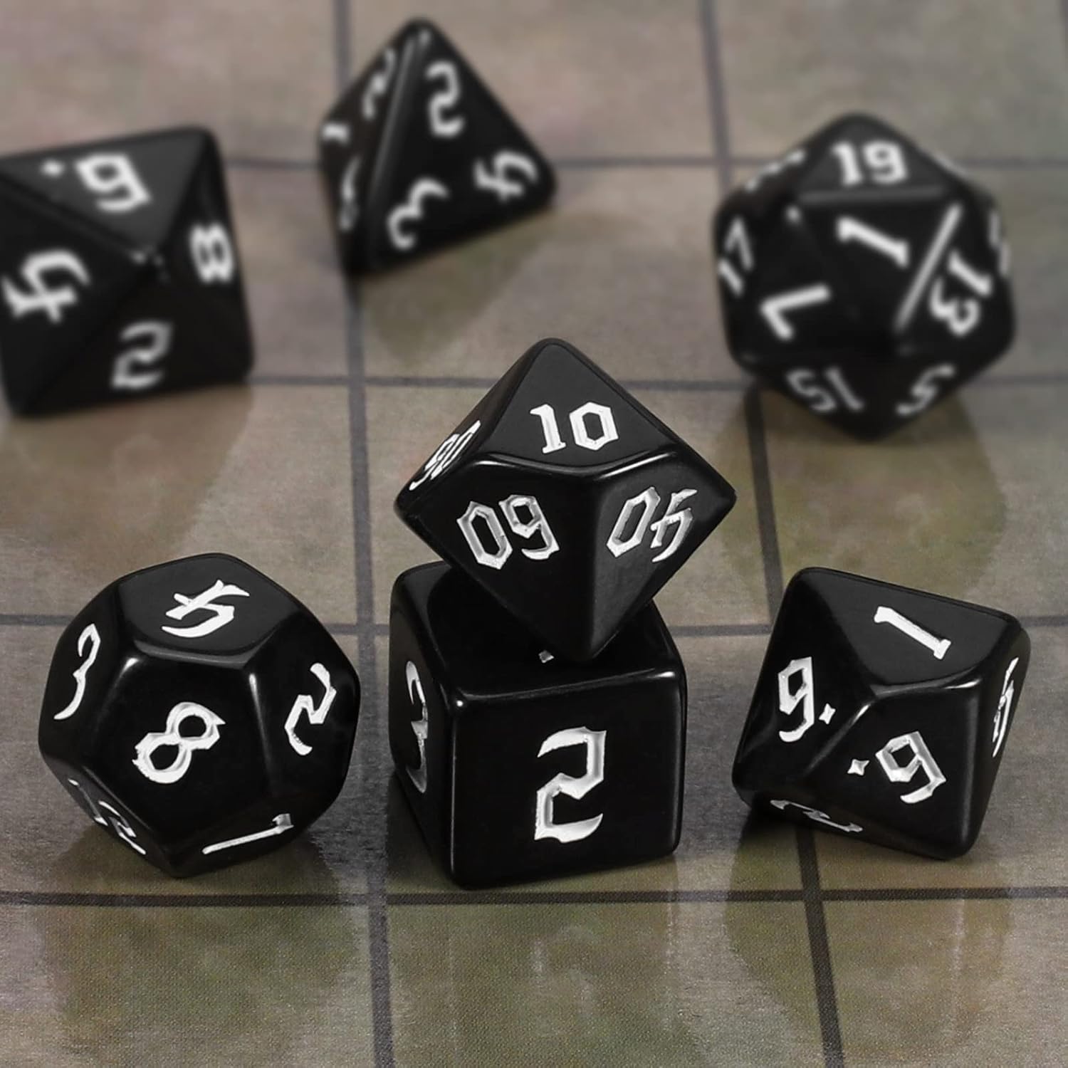 Detalle de Set di dadi poliedrici QMAY DND da 7 pezzi (D20, D12, D10, D8, D6, D4) con sacchetto in velluto