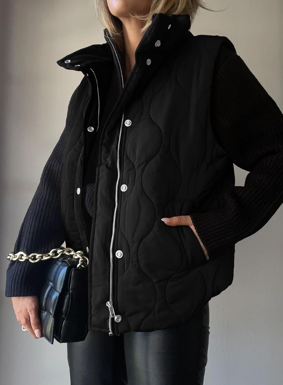 Detalle de EVALESS Cropped Puffer Vest 2025