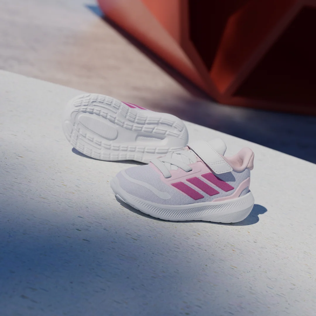 Detalle de Zapatilla Runfalcon 5 Kids de Adidas: comodidad y estilo en blanco para peques