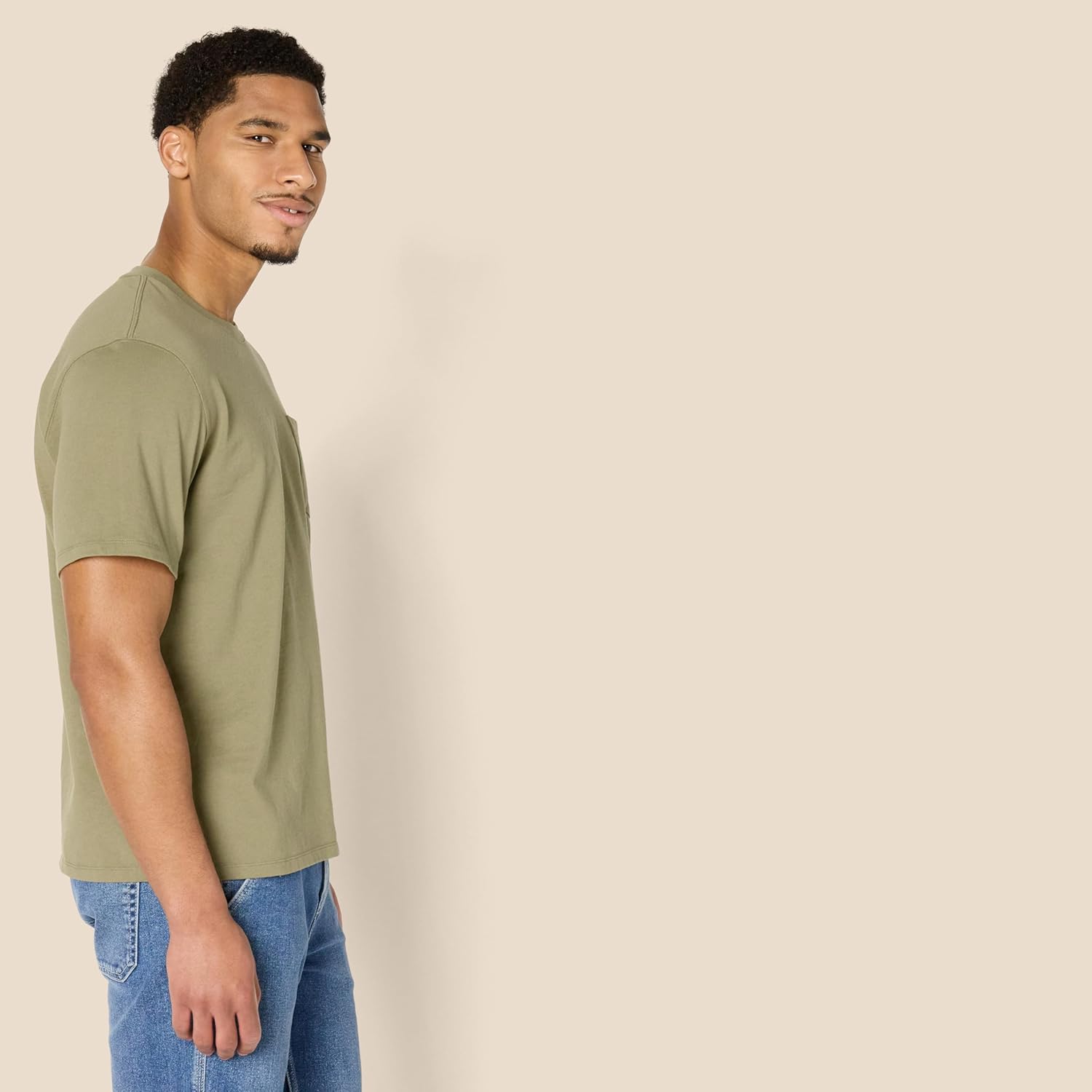 Thumbnail 2 de Amazon Essentials Men’s Relaxed Fit Heavyweight Cotton Pocket T-Shirt