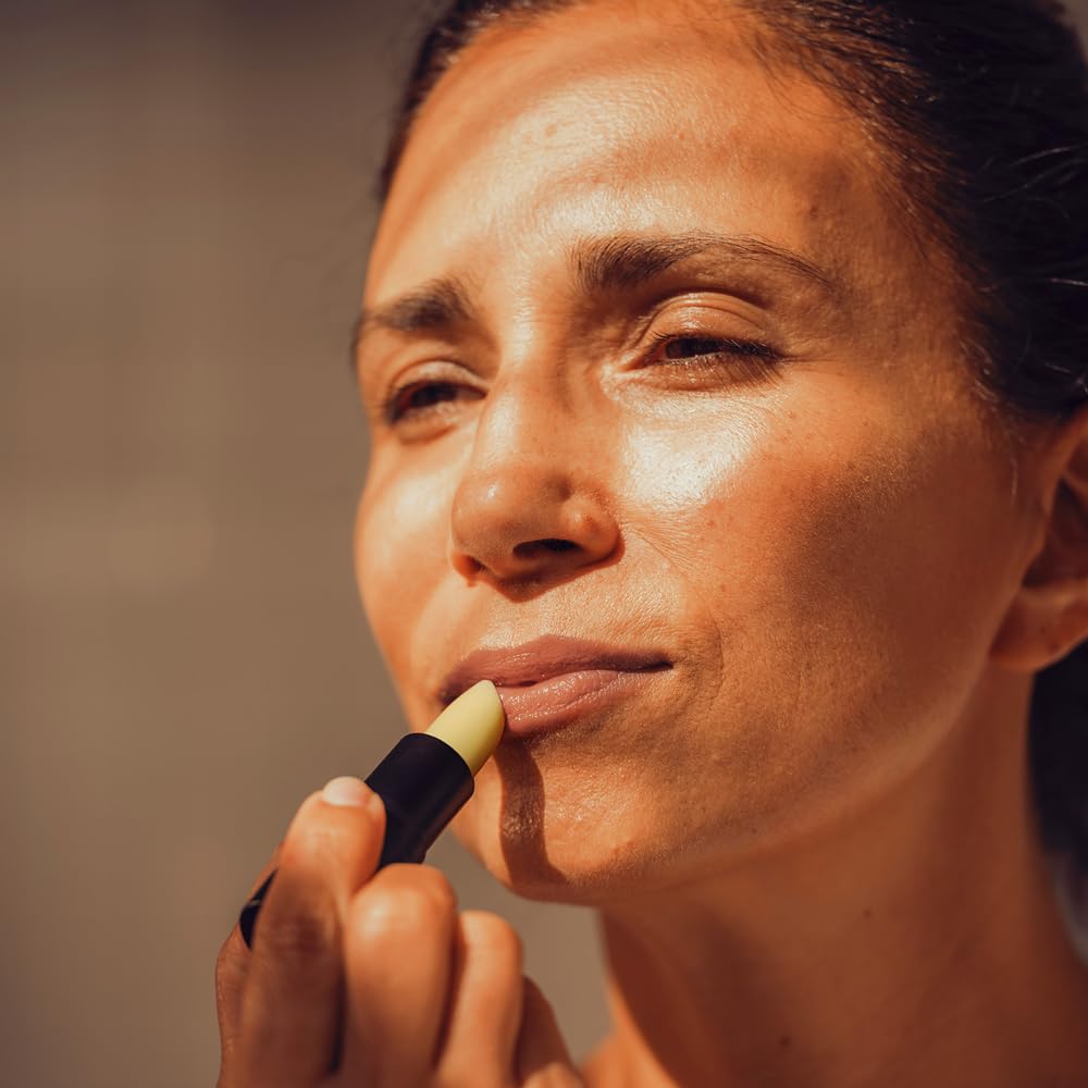 Detalle de JUNGLÜCK Hyaluron Lippenbalsam LSF 50+ – Lippenpflegestift mit SPF und BIO-Aloe-Vera