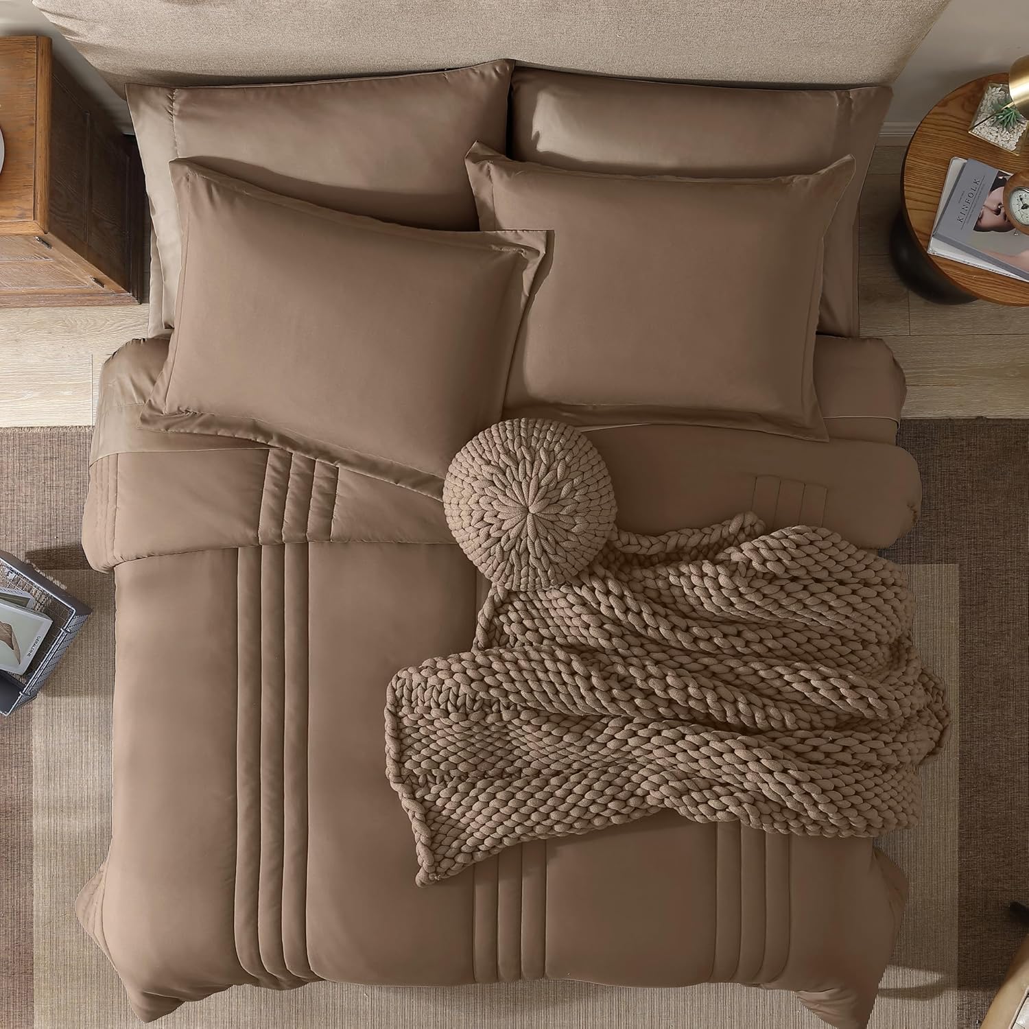 Detalle de Monbix King Size Comforter Set (7 Pieces) in Raw Umber Bed in a Bag