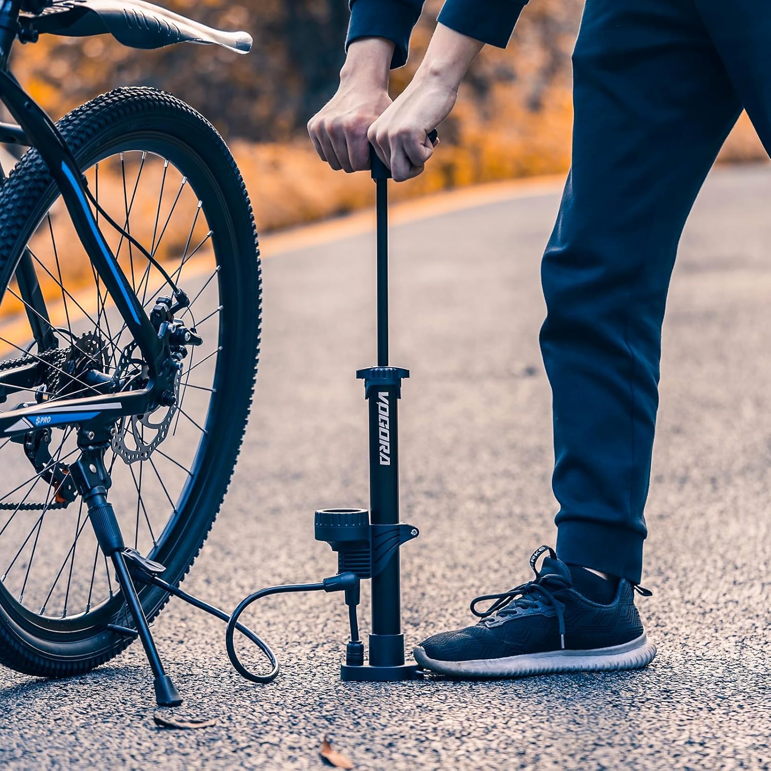 Thumbnail 2 de VOGORA Standpumpe mit Manometer für Fahrrad und Bälle – für französische Ventile (Presta) & weitere Typen, inkl. Nadel