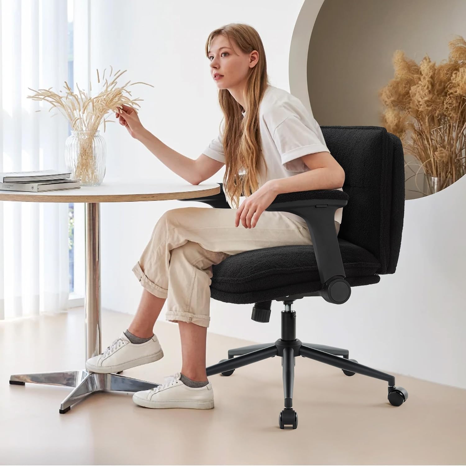Detalle de IWMH bureaustoel voor kleermakerszit met fluwelen bekleding en opklapbare armleuningen