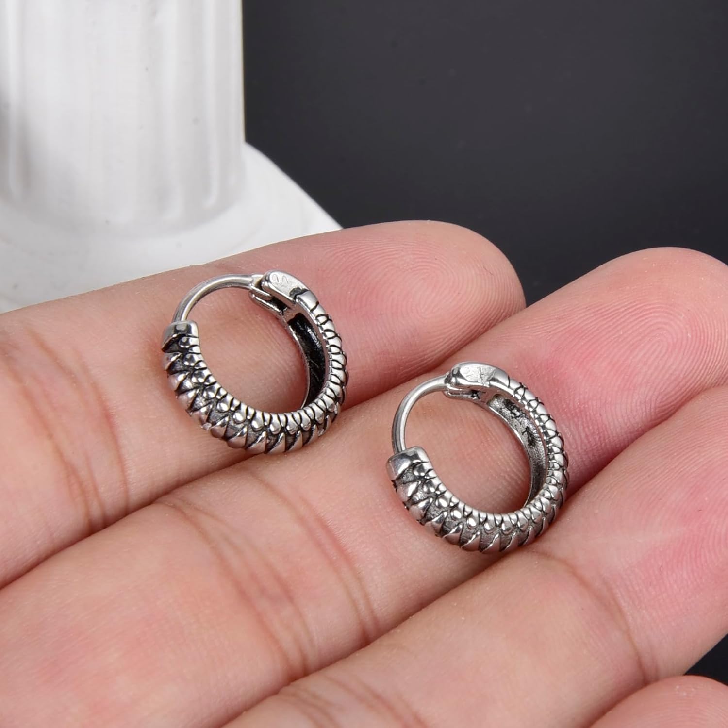 Thumbnail 3 de Lantine Vintage Hoop Earrings – Stainless Steel Textured Knot Huggie