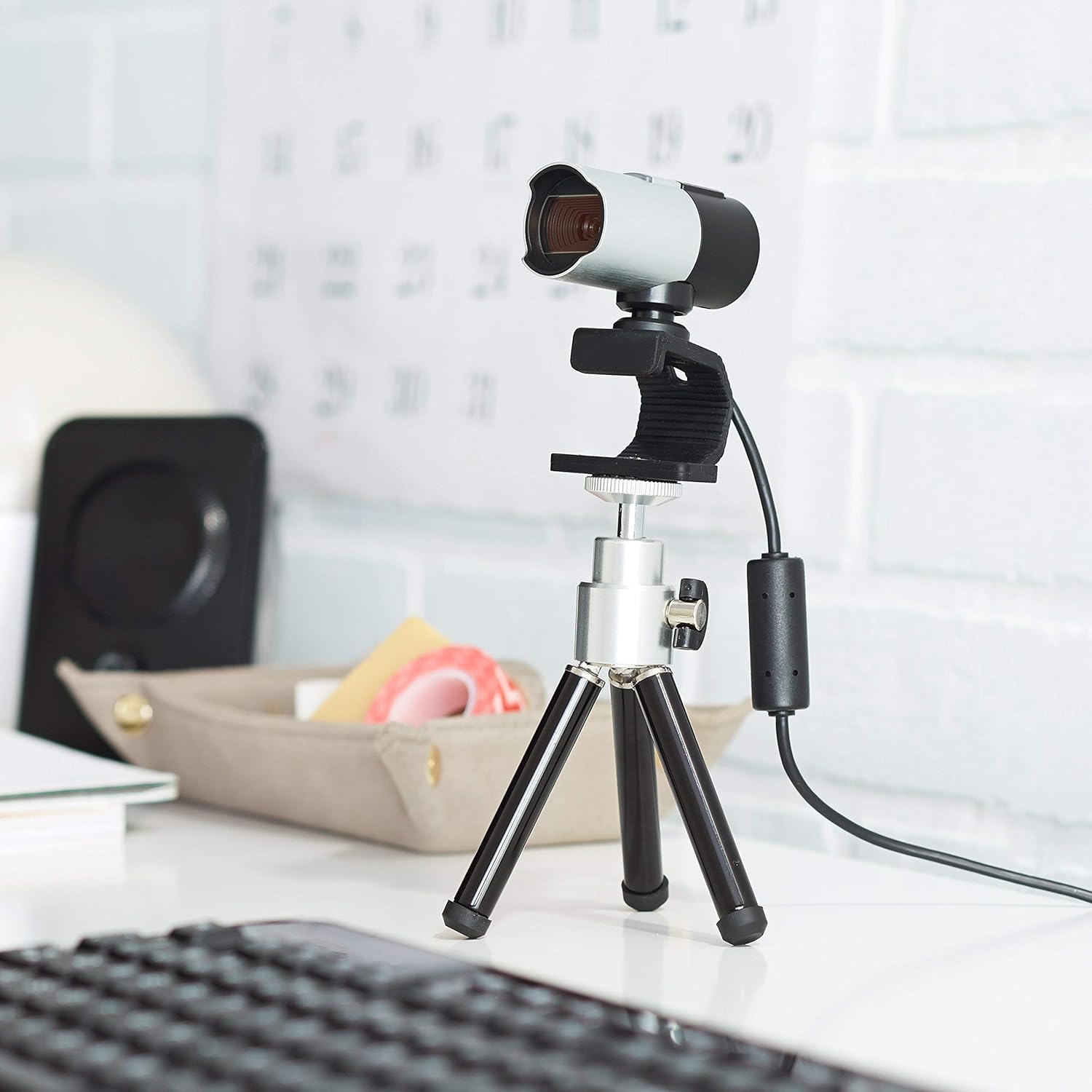Thumbnail 6 de Amazon Basics Lightweight Mini Tripod (19cm / 7.5in) – extendable desk & travel tripod