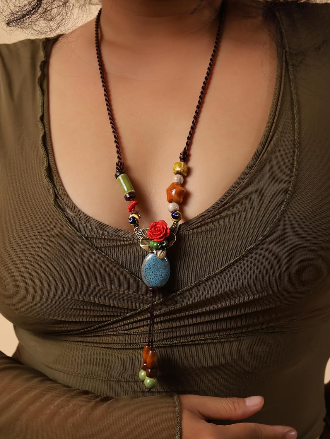 Detalle 1 de MINACHI Crescent Moon Lariat Necklace with Ceramic Beads