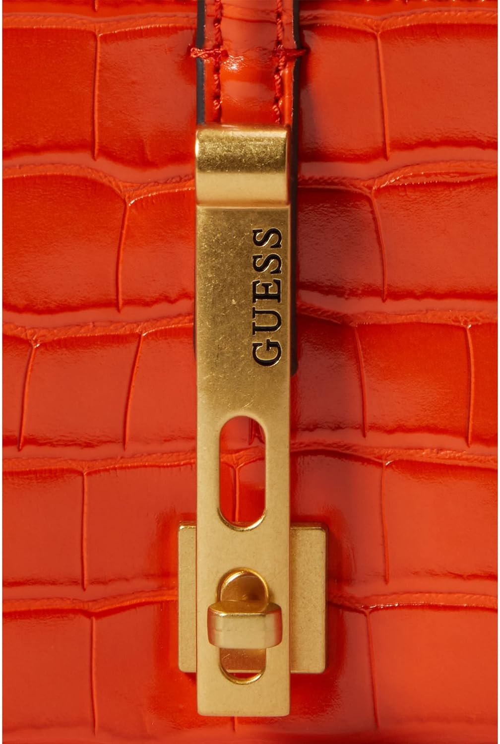 Detalle de GUESS Desideria Flap Shoulder Bag — Élégance sobre en similicuir