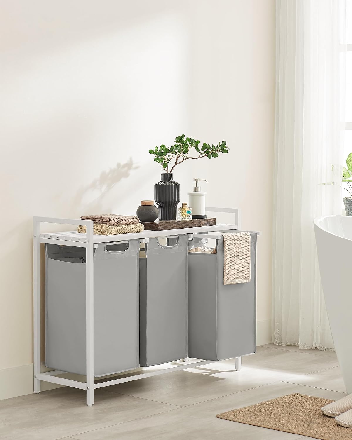 Detalle de VASAGLE BRENTA BLH301W03 – kosz na pranie 120 l z 3 komorami i półką